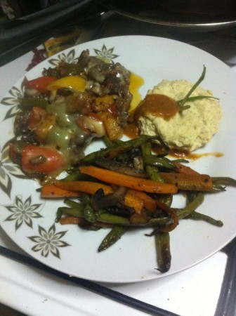 una de mis creaciones! alambre de res con hongos, pure de papa picante y verduras salteadas a la mantequilla! 